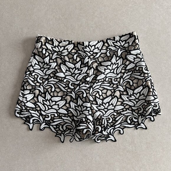 Alice + Olivia High-Waisted Lace Shorts ASO Taylor Swift - Picture 4 of 8